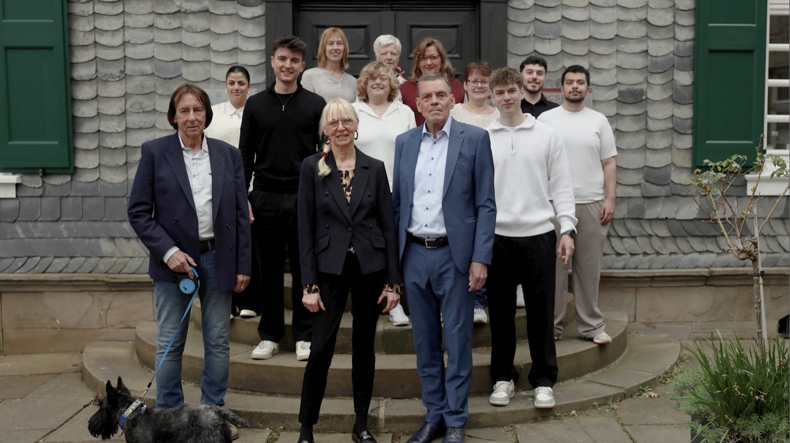 Das Team der Kanzlei CSB vor dem Kanzleigebäude in Herdecke